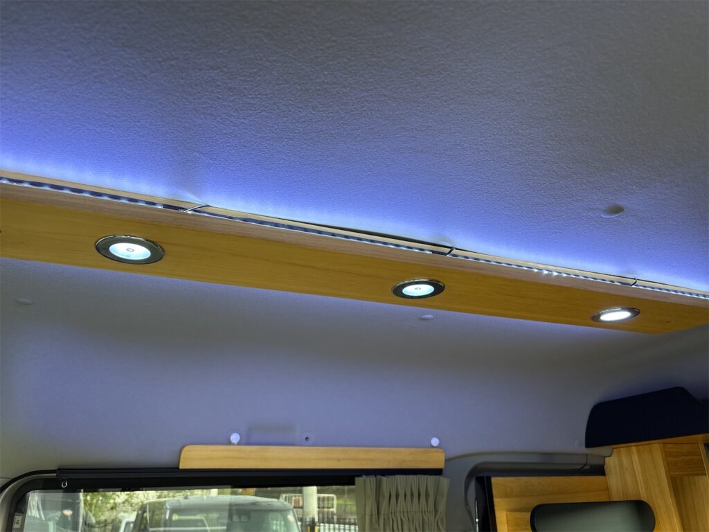 内装：車中泊仕様　間接照明