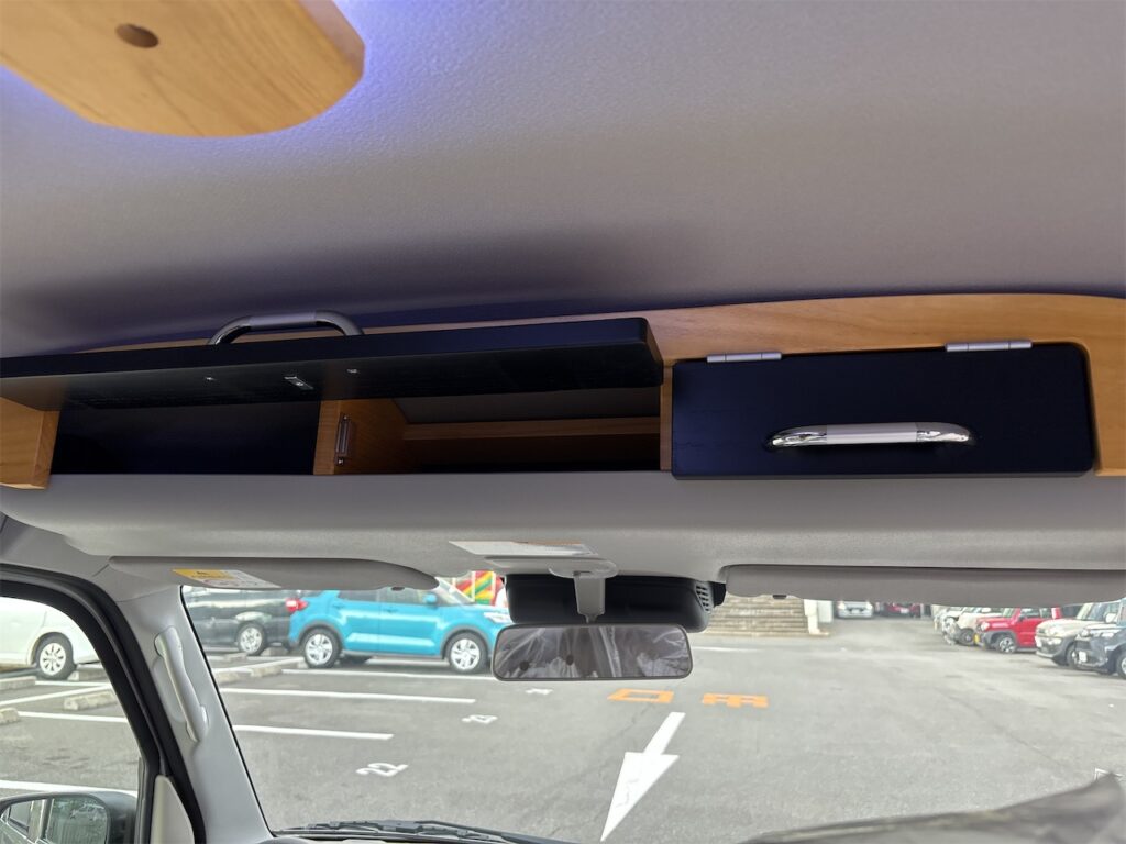 内装：車中泊仕様　運転席上部