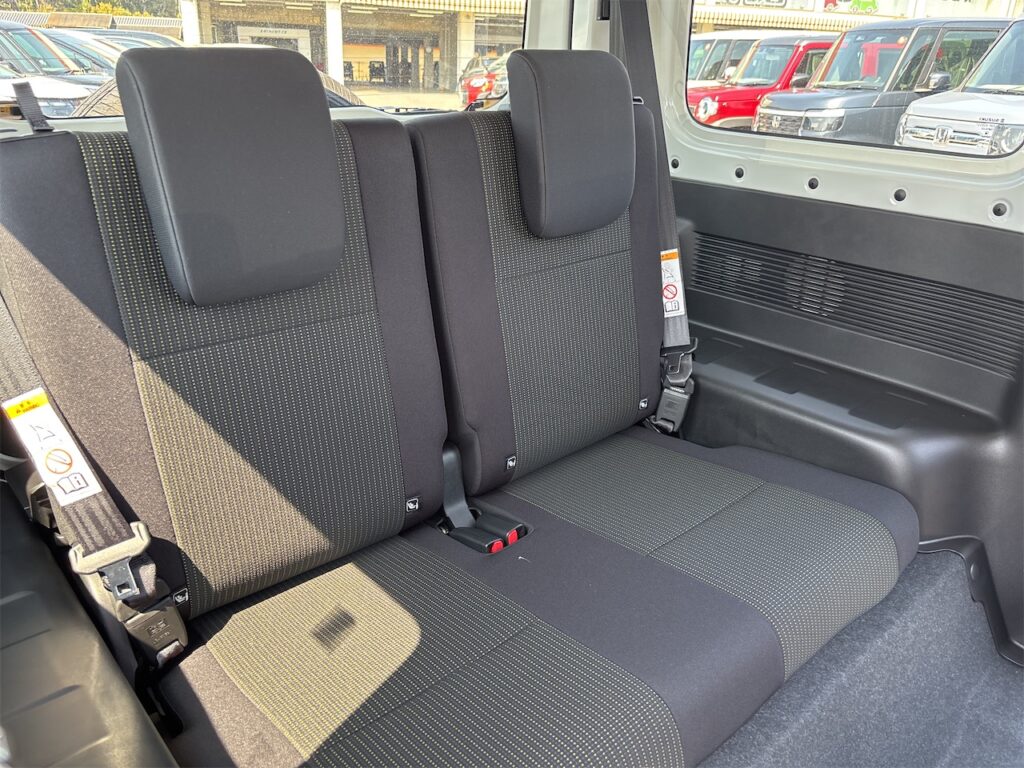 内装：後部座席