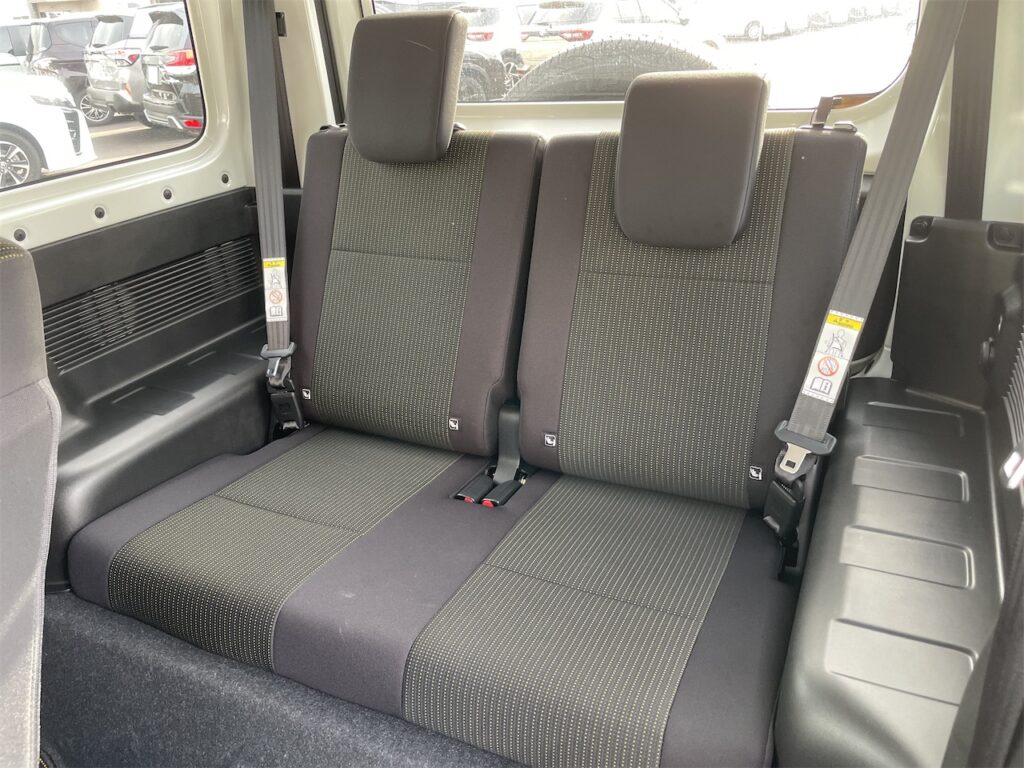 内装：後部座席