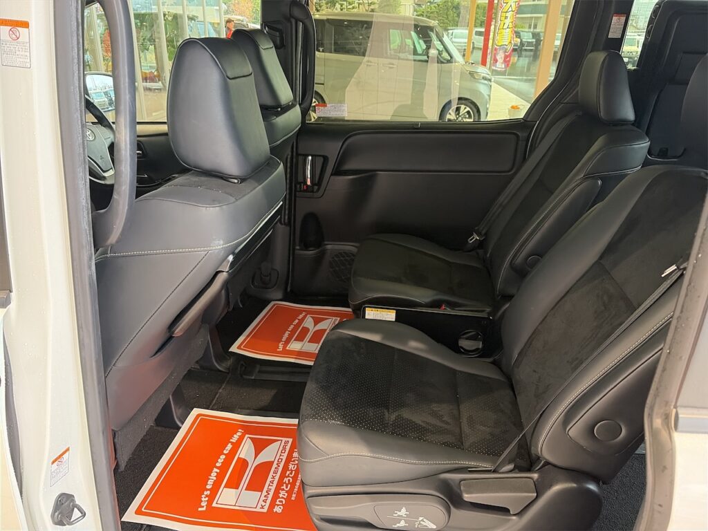 内装：後部座席