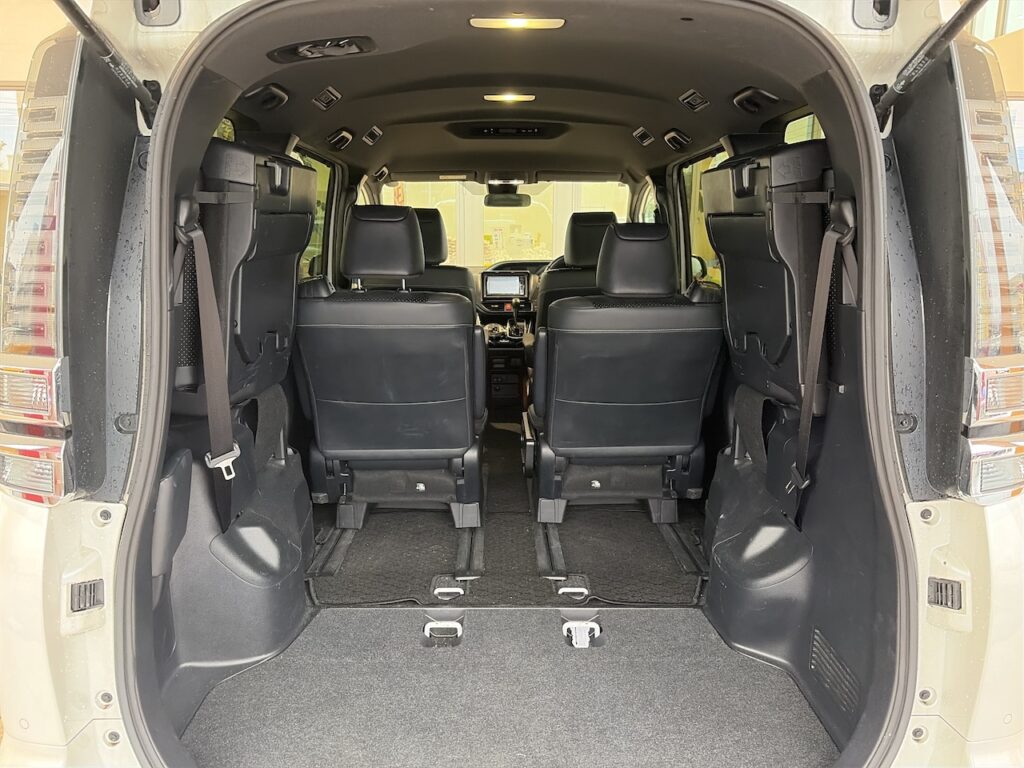 内装：ラゲージルーム跳ね上げ状態