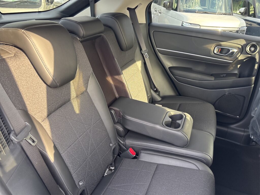 内装：後部座席