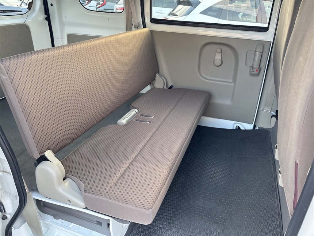 内装：後部座席